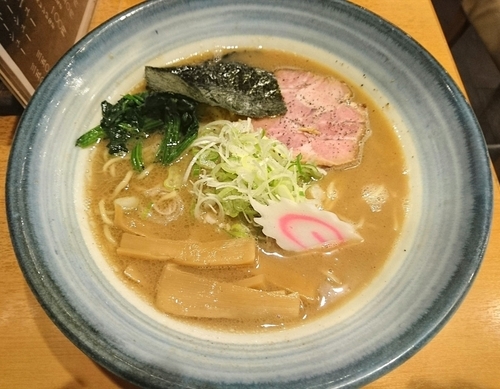 「ラーメン　中盛　熟成麺」@自家製熟成麺 吉岡の写真