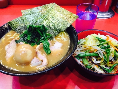 「チャーシュー麺（780円）（硬め、少なめ）、味玉（50円）、野菜」@家系総本山 ラーメン吉村家の写真