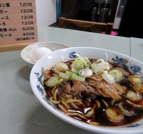 「中華そば（並）＋生卵（810円）」@大喜 駅前店の写真