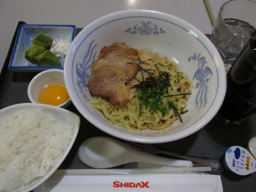 「炙りチャーシュー混ぜそばと追い飯（季節限定）　「620円」」@シダックス 春日部ユリノキ通り店の写真