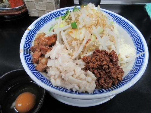 「まぜそば（８００円）＋大盛１００円」@雷神屋の写真