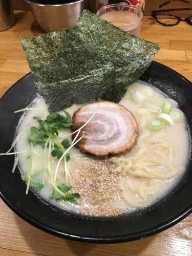 「能登山流豚骨ラーメン「白」味濃いめ」@らーめん能登山 つけ麺館の写真
