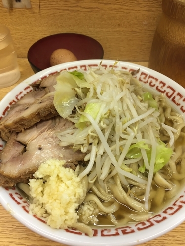 「小 野菜少なめ ニンニク いい卵」@ラーメン二郎 環七新新代田店の写真