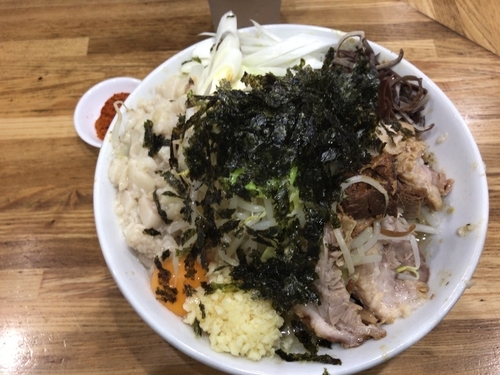 「まぜそば中(ニンニク、アブラ、チョイ辛別皿)＋豚1枚追加970円」@デカ盛り戦隊 豚レンジャーの写真