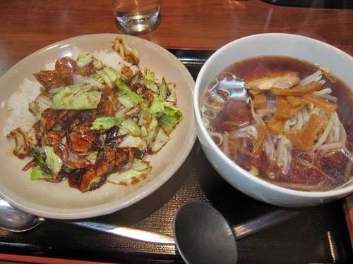「回鍋肉丼　500円（ランチ）と半ラーメン　300円」@中華ダイニング いい田の写真