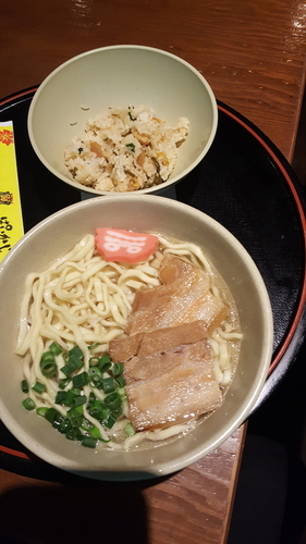 「沖縄そば+沖縄の炊き込みごはん」@沖縄の台所 ぱいかじ 新宿新南口店の写真