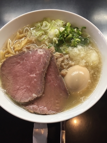 「贅沢焼牛 塩ラーメン」@牛骨らぁ麺 マタドール 本店の写真