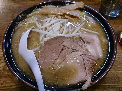 「いつも豚骨味噌 細麺・ﾛｰｽﾁｬｰｼｭｰ 変更」@らあめん 寸八 総本店の写真