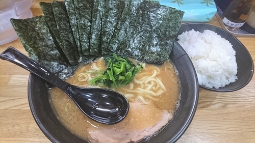 「とんこつ醤油ラーメン並+のり+ライス」@らーめん家 せんだい 横浜駅西口店の写真