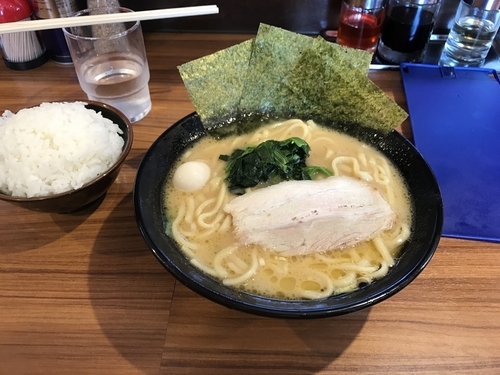 「ラーメン醤油 750円+ご飯小100円」@横浜家系ラーメン 池田家の写真