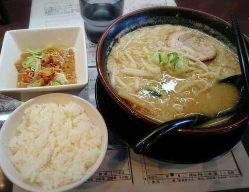 「みそらーめん もつ煮ライス 1020円」@らーめん えん者の写真