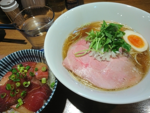 「【限定②】和風かつおらーめん680円＋ぶり丼380円＋冷酒」@寿製麺よしかわ 川越店の写真