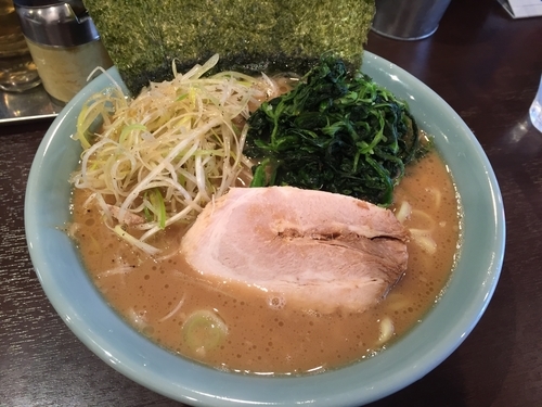 「らーめん（中）ほうれん草・味付ネギ」@横浜家系らーめん いずみ家の写真