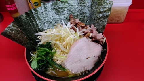 「中盛り　白髪ネギ　ノリ」@横濱家系ラーメン 勝鬨家の写真