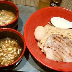 ハーフ&ハーフ-味玉-(濃厚魚介豚骨&エビとイカ墨)