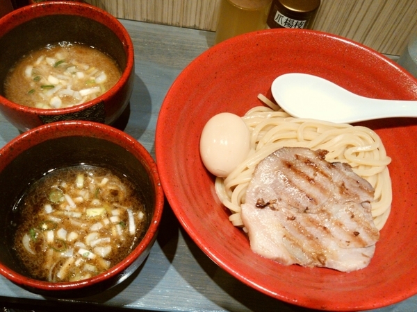 ハーフ&ハーフ-味玉-(濃厚魚介豚骨&エビとイカ墨)