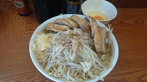 「小豚入り　にんにく脂　麺少な目　生卵」@ラーメン二郎 亀戸店の写真