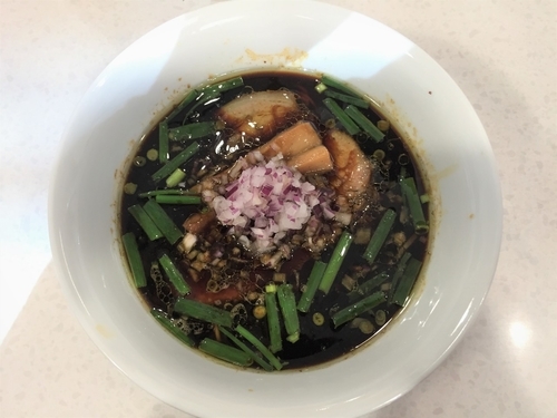 「限定 醤油ラーメンBLACK+名古屋コーチンの玉子かけごはん」@ラーメン星印の写真