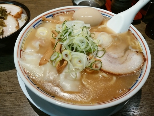「雲呑煮干しそば＋味玉＋ネギ塩肉ごはん」@丸中華そばの写真