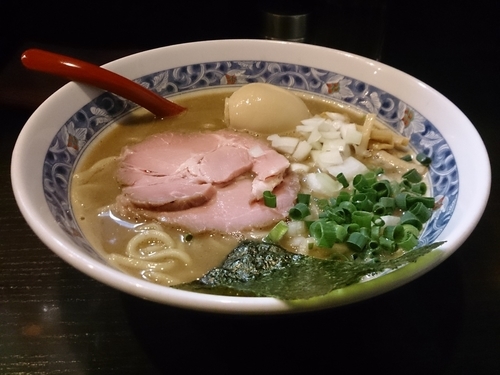 「煮干豚骨ラーメン(太麺)+子供の味玉」@麺処 夏海の写真