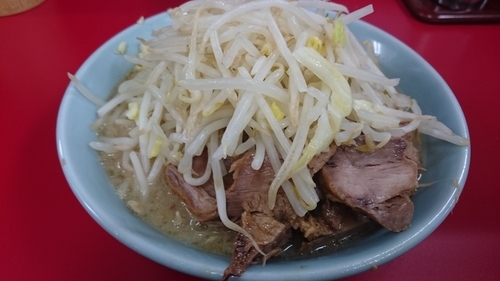 「ブタ入り+味玉子 ヤサイニンニク」@ラーメン二郎 新宿歌舞伎町店の写真