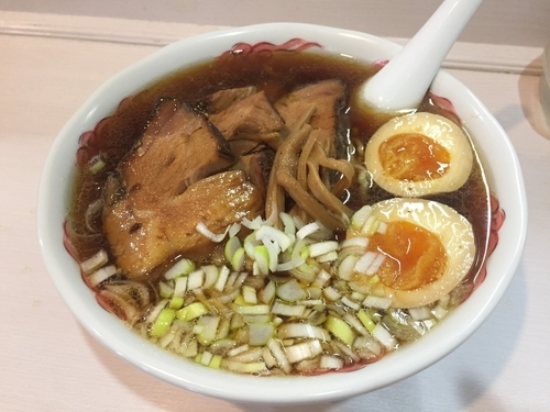 「醤油旨味ラーメンごまんえつ＋角煮＋味玉」@めん処 土田八の写真