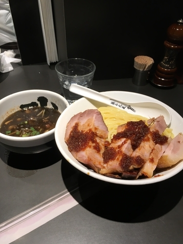 「黒厚切りローストポークつけ麺 中盛」@麺屋武蔵 武骨相傳の写真