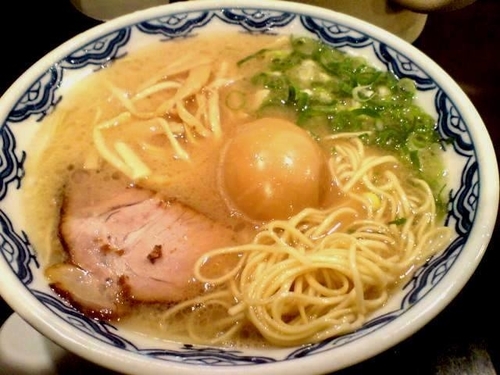 「らぁめん(700円)+玉子(100円)+替玉(150円)」@博多麺房 赤のれん 西麻布本店の写真