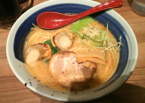 「【新千歳空港限定】濃厚ホタテだし味噌らー麺　880円」@麺屋 開高 新千歳空港店の写真