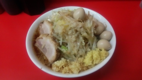 「ラーメン中＋豚1枚＋うずらの味玉5個（全マシ）」@雄山の写真