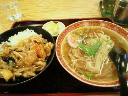 「Bランチ（豚辛丼とラーメン） 700円」@マルイチ 神田軒の写真