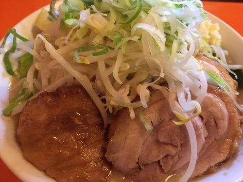「らーめん豚一切れ＋豚１枚＋ネギ＋ニンニク」@ちばからの写真