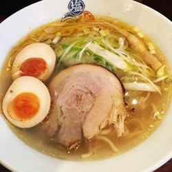 塩らーめん琥珀大人の燻製味付玉子