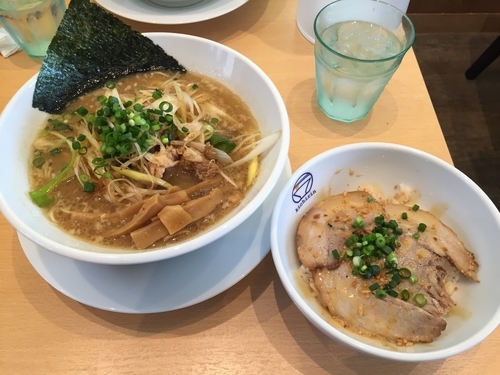 「豚骨ネギラーメン+チャーシュー丼ガーリックマヨ味」@らぁ麺食堂 吉凛の写真