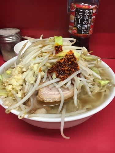 「小ラーメン 生玉子  ヤサイ➕ ニンニク ➕ カラメ」@ラーメン二郎 千住大橋駅前店の写真