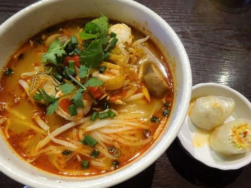 「クウェティオトムヤムクン　生春巻付　880円」@本格タイ料理 バンセーン 水道橋店の写真