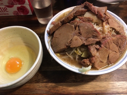 「らーめん(全部)＋豚＋生卵960円」@らーめん梵’s BONES北浦和本店の写真