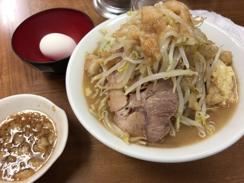 「ラーメン(やさいチョイまし、にんにく、あぶら)＋生玉子830円」@ラーメンの店 どでん 北浦和店の写真