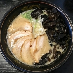 黒チャーシュー (820円) キクラゲ (100円)