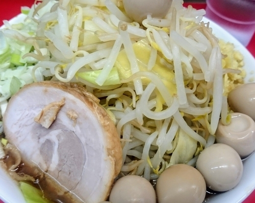「ラーメン２５０Ｇ（野菜、ショウガ、ネギ、マシマシ）＋ウズラの」@雄山の写真