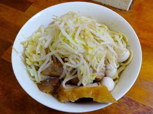 「臨時ラーメン：小（700円）＋うずら（100円）野菜ニンニク」@蓮爾 新町一丁目店の写真