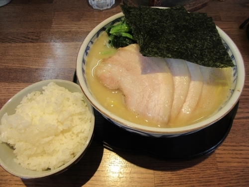 「限定家系ラーメン塩（８５０円）＋チャー＋れん草＋ライス＋大盛」@らー麺屋 バリバリジョニーの写真