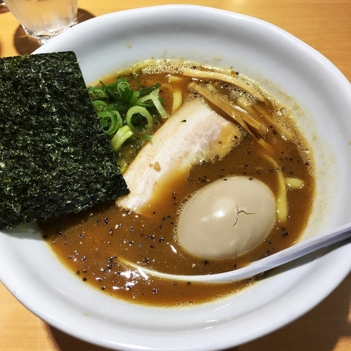 「鶏白湯ブラック+煮玉子」@DOG HOUSEの写真