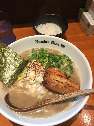 「濃厚らーめん(煮干)800円+半ごはん50円」@麺Dining Number Nine 09の写真