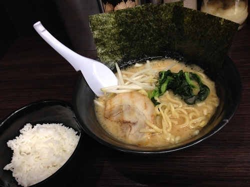 「ラーメン醤油＋サービスライス」@横浜家系ラーメン 上昇気流の写真