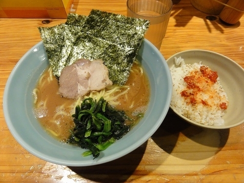 「ラーメン680円　硬め　半ライス」@横浜ラーメン 武蔵家 大井町店の写真