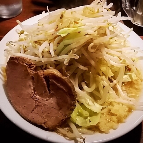 「豚入りラーメン（中盛）７９０円」@らーめんまんの写真