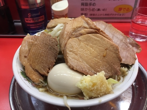 「小豚ラーメン＋味玉」@麺でる 戸越店の写真