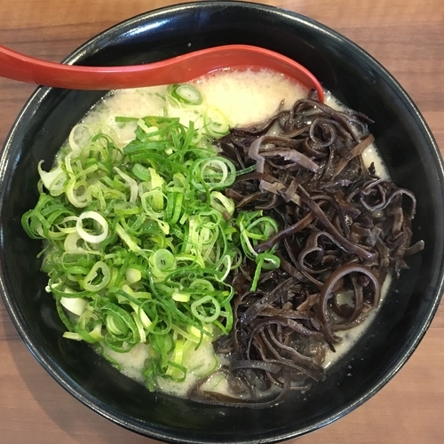 「らーめんこく味(500円)ねぎ(50円)きくらげ(50円)」@麺家 一成の写真