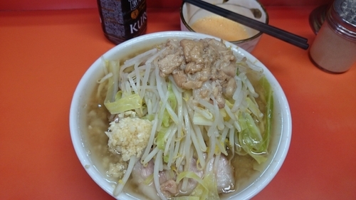 「小豚　麺少な目　にんにく脂　生卵」@ラーメン二郎 神田神保町店の写真